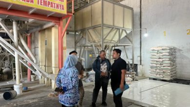 Ti Satgas Pangan Kabuapten Serang memantau harga beras di tingkat produsen. Foto Yono