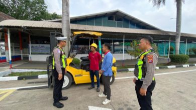 Satlantas Polres Serang melakukan edukasi keselamatan berlalu lintas melalui Progran Polantas Karib. Foto Yono