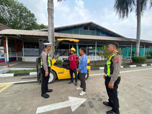 Satlantas Polres Serang melakukan edukasi keselamatan berlalu lintas melalui Progran Polantas Karib. Foto Yono