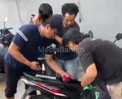 Proses penangkapan pelaku Curanmor di Serang. Foto Yono