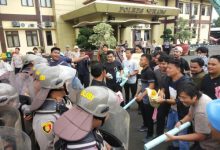 Polres Serang gelar simulasi mengatasi demonstrasi anarkis. Foto: Yono