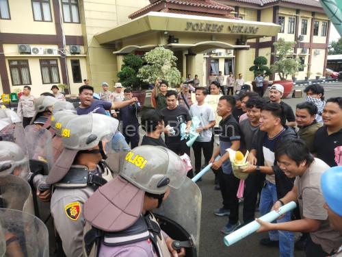 Polres Serang gelar simulasi mengatasi demonstrasi anarkis. Foto: Yono