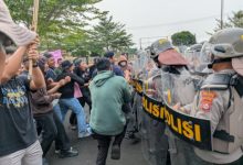 Polres Serang menggelar simulasi pengamanan aksi anarkis. Foto Yono