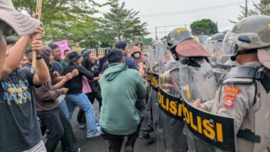 Polres Serang menggelar simulasi pengamanan aksi anarkis. Foto Yono
