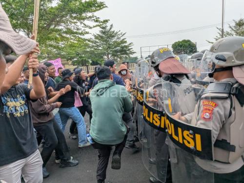 Polres Serang menggelar simulasi pengamanan aksi anarkis. Foto Yono
