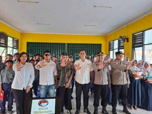 Satresnarkoba Polres Serang menyosialisasikan bahaya narkoba. Foto Yono