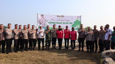 Penanaman pohon di Desa Lontar oleh Polres Serang. Foto: Yono