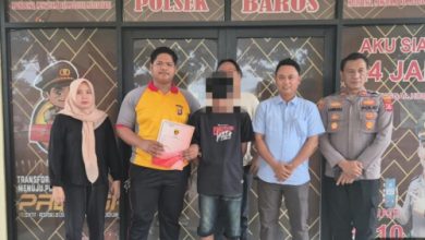 Tersangka kejahatan seksual yang masuk DPO menyerahkan diri ke Polres Serang setelah viral di Medsos. Foto Yono