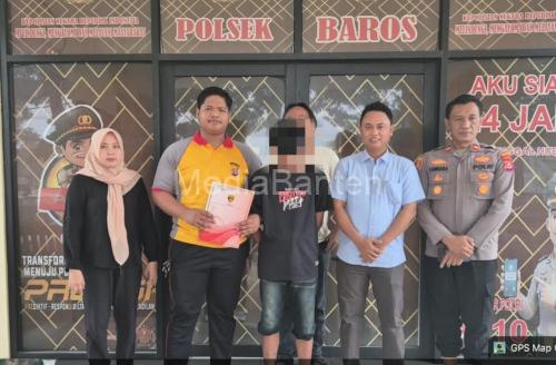 Tersangka kejahatan seksual yang masuk DPO menyerahkan diri ke Polres Serang setelah viral di Medsos. Foto Yono