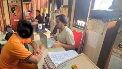 Kepala Mini Market yang cabuli karyawatinya di Kragilan tengah diperiksa di Polres Serang. Foto Yono