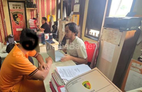 Kepala Mini Market yang cabuli karyawatinya di Kragilan tengah diperiksa di Polres Serang. Foto Yono