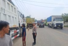 Satlantas Polres Serang tertibkan truk parkir di bahu jalan. Foto Yono