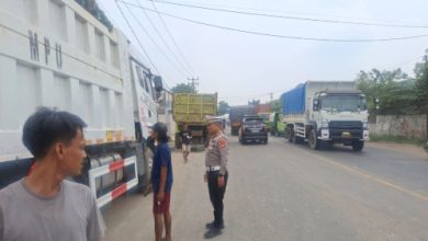 Satlantas Polres Serang tertibkan truk parkir di bahu jalan. Foto Yono