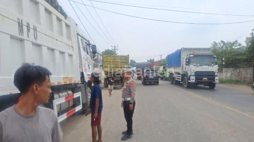 Satlantas Polres Serang tertibkan truk parkir di bahu jalan. Foto Yono