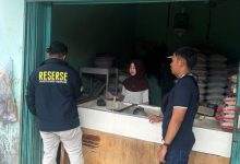 Satgas Pangan Polres Serang melakukan pemantauan harta beras di sebuah toko. Foto Yono