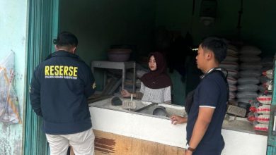 Satgas Pangan Polres Serang melakukan pemantauan harta beras di sebuah toko. Foto Yono