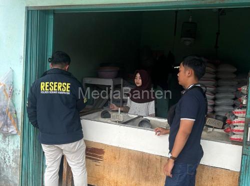 Satgas Pangan Polres Serang melakukan pemantauan harta beras di sebuah toko. Foto Yono