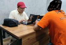 Polisi dari Satresnarkoba Polresta Serang Kota periksa tersangka sabu. Foto Yono