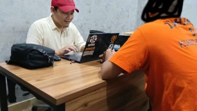 Polisi dari Satresnarkoba Polresta Serang Kota periksa tersangka sabu. Foto Yono