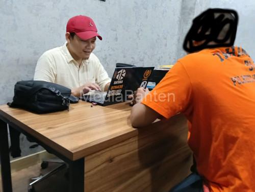 Polisi dari Satresnarkoba Polresta Serang Kota periksa tersangka sabu. Foto Yono