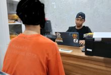 Warga Walantaka yang menjual sabu atengah diperiksa polisi. Foto Yono