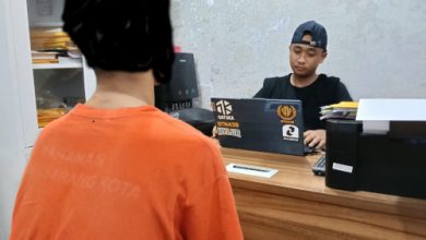 Warga Walantaka yang menjual sabu atengah diperiksa polisi. Foto Yono
