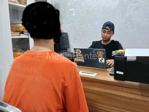 Warga Walantaka yang menjual sabu atengah diperiksa polisi. Foto Yono