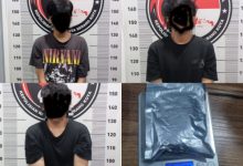 3 remaja pengedar tembakau sintetis dan barang buktinya. Foto Yono