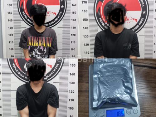 3 remaja pengedar tembakau sintetis dan barang buktinya. Foto Yono