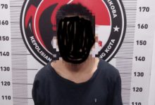 Tersangka pengendar narkotika jenis sabu di Polresta Serang Kota. Foto Yono