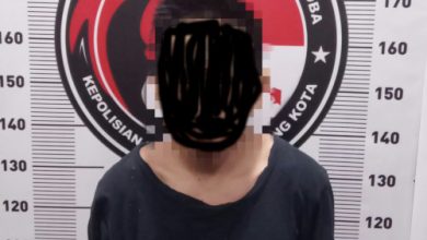 Tersangka pengendar narkotika jenis sabu di Polresta Serang Kota. Foto Yono