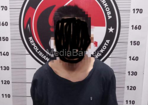 Tersangka pengendar narkotika jenis sabu di Polresta Serang Kota. Foto Yono