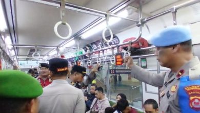 Jajaran Polresta Tangerang tengah melakukan pengamanan di KRL. Foto Antara
