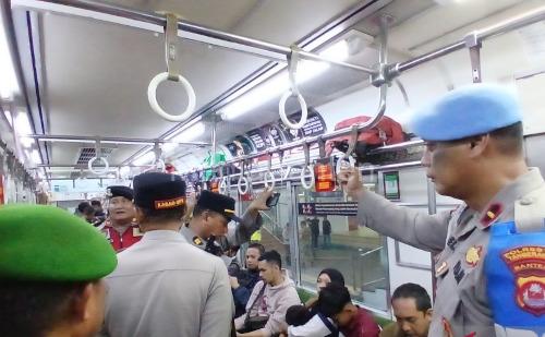 Jajaran Polresta Tangerang tengah melakukan pengamanan di KRL. Foto Antara