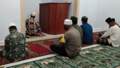 Polsek Anyer melakukan Patroli Dialogis dan Subuh Keliling. Foto Daeng Yusvin