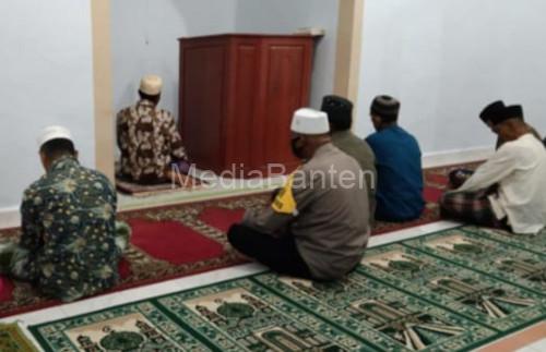 Polsek Anyer melakukan Patroli Dialogis dan Subuh Keliling. Foto Daeng Yusvin