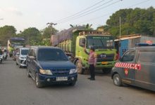 Personel Polsek Bojonegara melakukan pengaturan lalu lintas di lokasi rawan kemacetan. Foto Daeng Yusvin