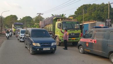 Personel Polsek Bojonegara melakukan pengaturan lalu lintas di lokasi rawan kemacetan. Foto Daeng Yusvin