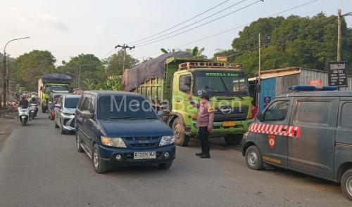 Personel Polsek Bojonegara melakukan pengaturan lalu lintas di lokasi rawan kemacetan. Foto Daeng Yusvin