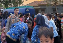 Polsek Carenang dan Baznas Kabupaten Serang distribusikan 64.000 liter arir bersih. Foto Yono
