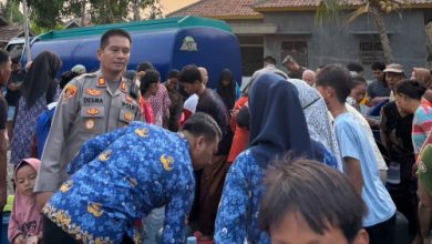 Polsek Carenang dan Baznas Kabupaten Serang distribusikan 64.000 liter arir bersih. Foto Yono
