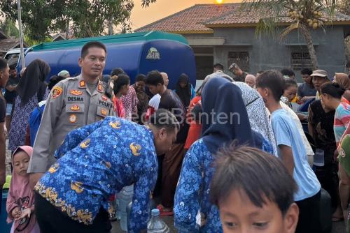 Polsek Carenang dan Baznas Kabupaten Serang distribusikan 64.000 liter arir bersih. Foto Yono