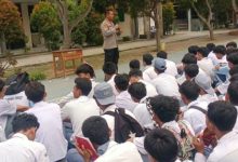Kapolsek Carenang, AKP Desma Priatna di SMAN 1 Carenang. foto Yono