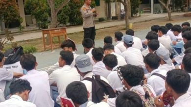Kapolsek Carenang, AKP Desma Priatna di SMAN 1 Carenang. foto Yono