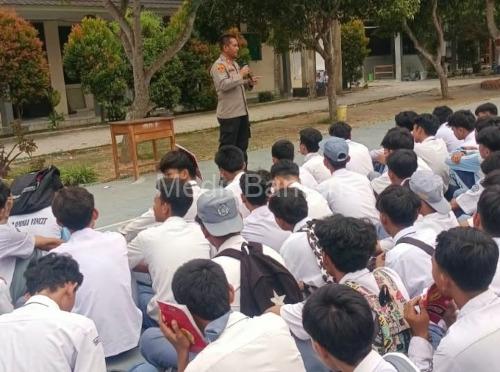 Kapolsek Carenang, AKP Desma Priatna di SMAN 1 Carenang. foto Yono