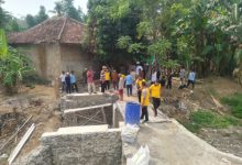 Polsek Carenang gotong royong membangun jembatan merah putih. Foto Yono