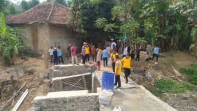 Polsek Carenang gotong royong membangun jembatan merah putih. Foto Yono