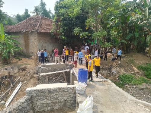 Polsek Carenang gotong royong membangun jembatan merah putih. Foto Yono