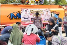 Polsek Carengang mendistribuskan air bersih. Foto Yono