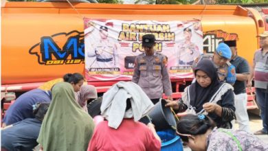 Polsek Carengang mendistribuskan air bersih. Foto Yono